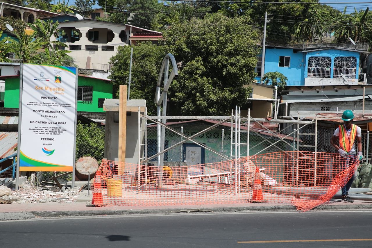 Alcaldía construye nuevas paradas en San miguelito