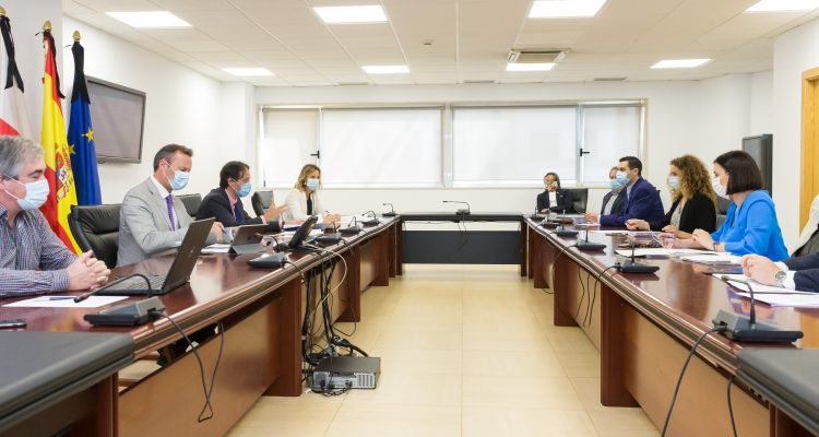 Cantabria elaborará una guía con recomendaciones para que los municipios garanticen una reapertura segura de sus playas